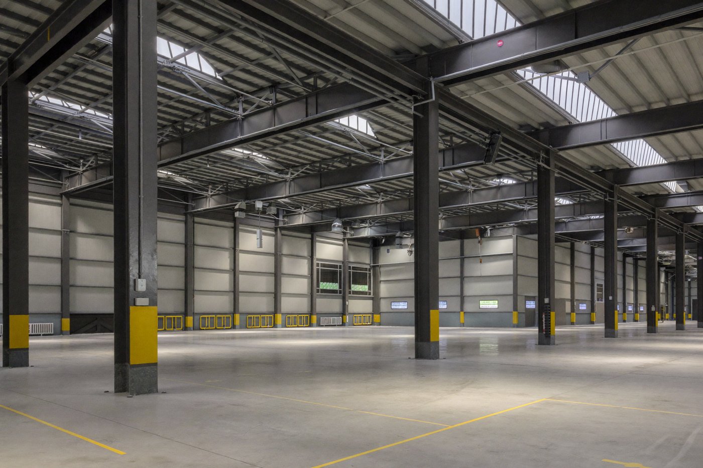 Интерьер производственного цеха со стальными колоннами и фермами покрытия